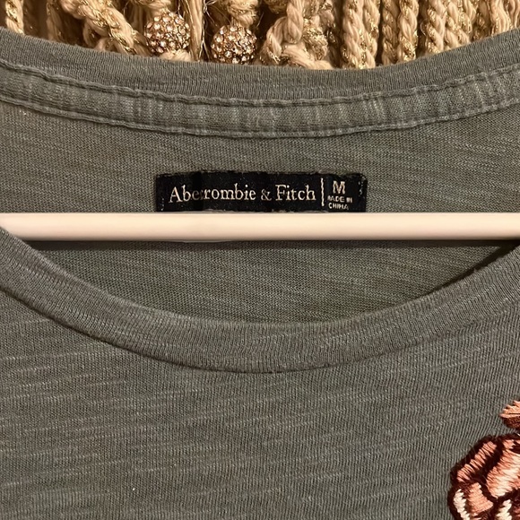 Cute t-shirt with embroidered detail - Picture 4 of 4